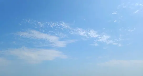 Yüzen hafif bulutlu güneşli mavi gökyüzü