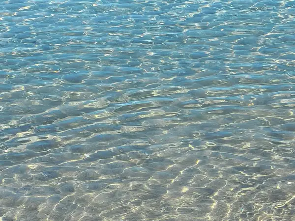 Sığ deniz yüzeyinin dokusu güneş ışığının yakından nüfuz ettiği.