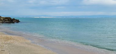 gök mavisi turkuaz deniz manzarası ve altın kum