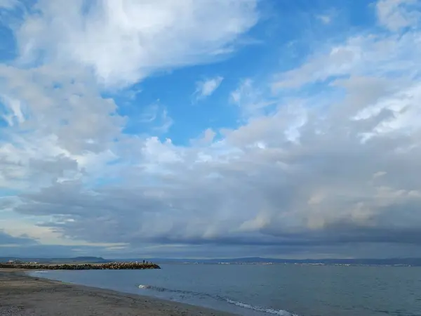 Deniz kıyısında bulutlu bir gökyüzü