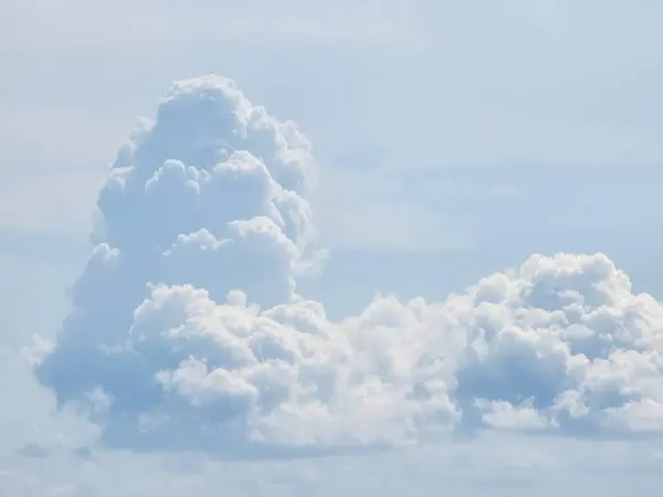 Yumuşak gök yüzünde yükselen dev bir kümülonimbus bulutu.