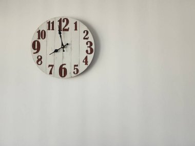 Beyaz duvardaki beyaz duvar saati