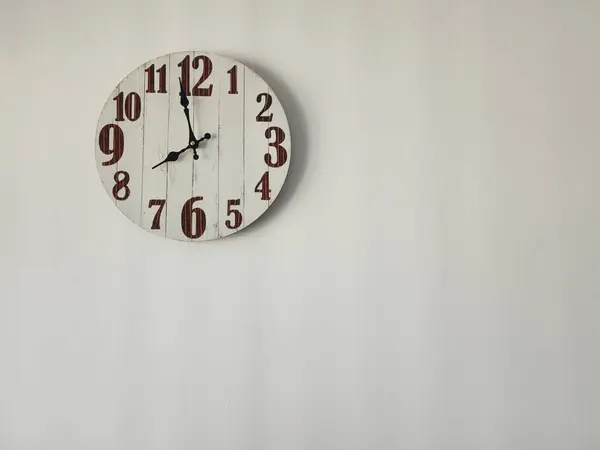 Beyaz duvardaki beyaz duvar saati