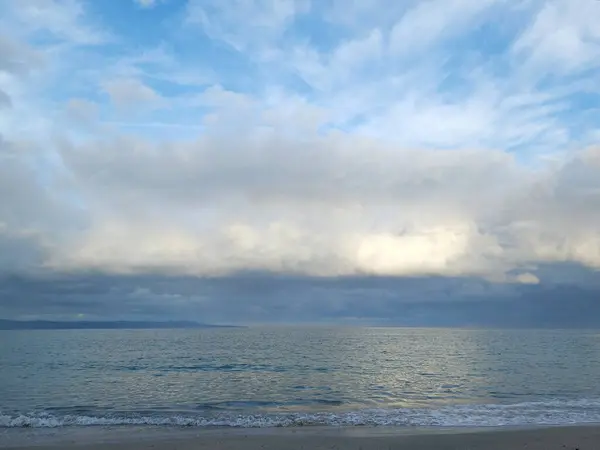Fırtına bulutları ve sirrus bulutlarıyla dramatik deniz manzarası