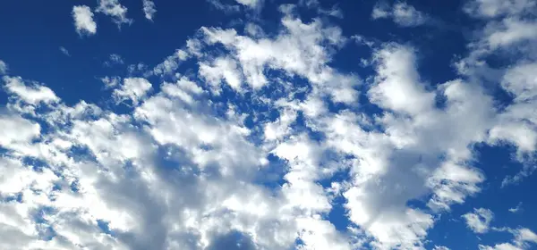 Parlak mavi gökyüzünde beyaz Cumulus bulutları