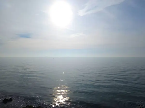 Akşamları denize yansıyan beyaz güneş.