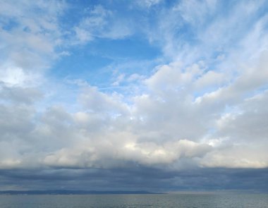 Fırtına bulutları ve sirrus bulutlarıyla dramatik deniz manzarası