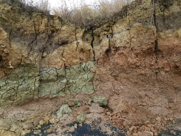 Çok renkli çatlamış kil katmanlarının dokusu