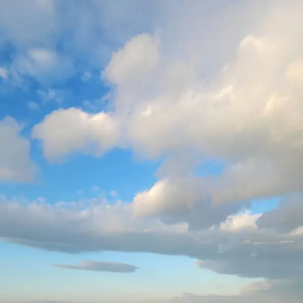 Yumuşak kabarık bulutlar masmavi gökyüzünü dolduruyor