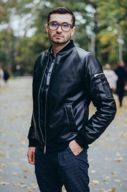 Deri ceketli gözlüklü bir adam.