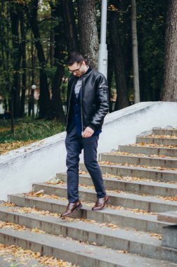 Deri ceketli gözlüklü bir adam.