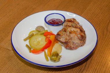 Baharatlı sebze ve sosla ızgarada biftek.