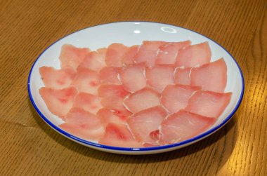 Masada doğranmış et var.