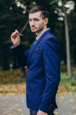 Bir adam parkta bankta oturuyor.