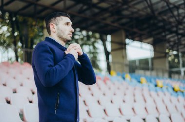 Spor Tribününde bir adam