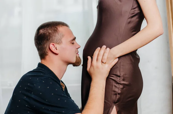 Hombre Acaricia Estómago Una Chica Embarazada — Foto de Stock