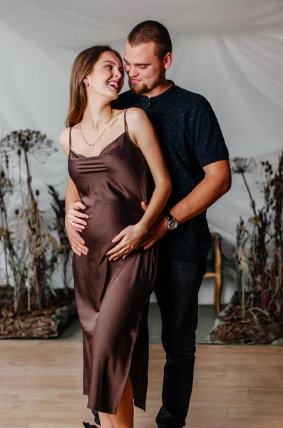 Young Man Hugs Pregnant Woman — стоковое фото