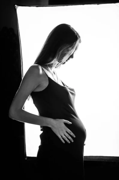 Foto Blanco Negro Una Mujer Embarazada Sobre Fondo Blanco —  Fotos de Stock