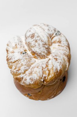 Beyaz arka planda kuru üzümlü Paskalya pastası