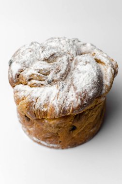 Beyaz arka planda kuru üzümlü Paskalya pastası