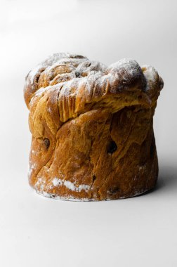 Beyaz arka planda kuru üzümlü Paskalya pastası