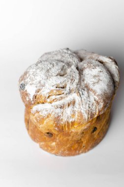 Beyaz arka planda kuru üzümlü Paskalya pastası