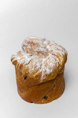 Beyaz arka planda kuru üzümlü Paskalya pastası