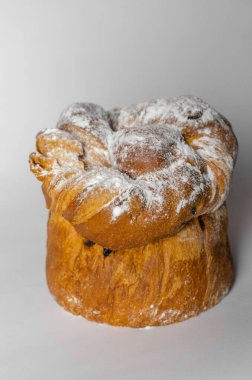 Beyaz arka planda kuru üzümlü Paskalya pastası