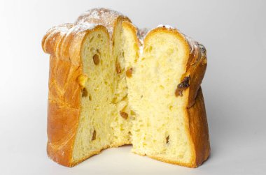 Beyaz arka planda kuru üzümlü Paskalya pastası