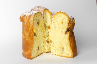 Beyaz arka planda kuru üzümlü Paskalya pastası