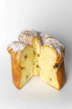 Beyaz arka planda kuru üzümlü Paskalya pastası