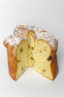 Beyaz arka planda kuru üzümlü Paskalya pastası