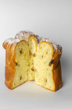 Beyaz arka planda kuru üzümlü Paskalya pastası