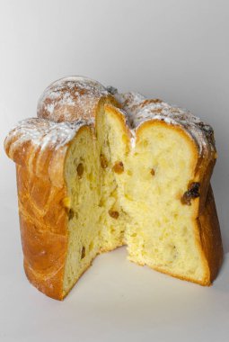 Beyaz arka planda kuru üzümlü Paskalya pastası