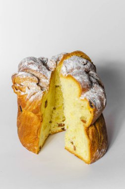 Beyaz arka planda kuru üzümlü Paskalya pastası