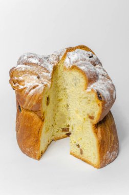 Beyaz arka planda kuru üzümlü Paskalya pastası