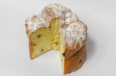 Beyaz arka planda kuru üzümlü Paskalya pastası