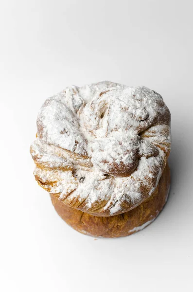 Beyaz Arka Planda Kuru Üzümlü Paskalya Pastası — Stok fotoğraf