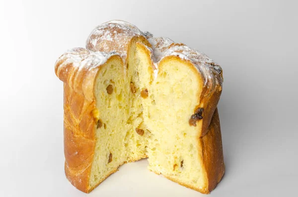 Torta Pasqua Con Uva Passa Sfondo Bianco — Foto Stock