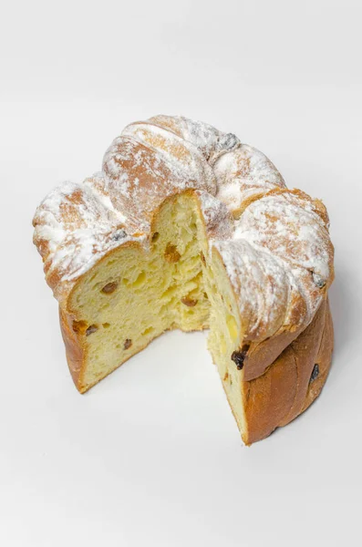 Gâteau Pâques Avec Raisins Secs Sur Fond Blanc — Photo