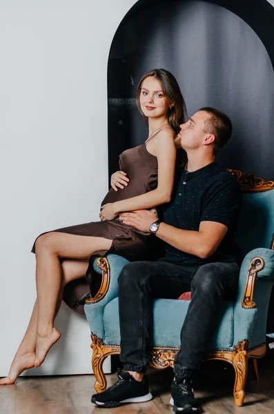 Μια Έγκυος Γυναίκα Και Ένας Άντρας Κάθονται Μια Καρέκλα — Φωτογραφία Αρχείου