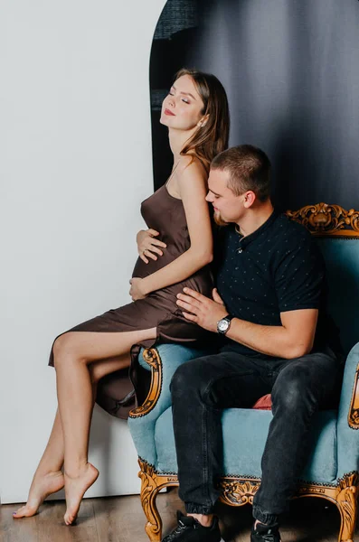 Eine Schwangere Frau Und Ein Mann Sitzen Auf Einem Stuhl — Stockfoto