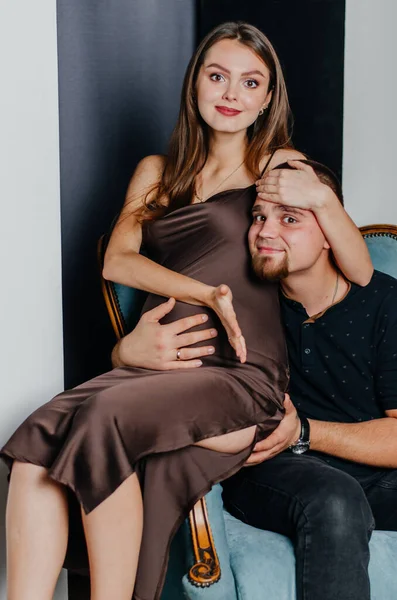 妊娠中の女性と男性が椅子に座り — ストック写真