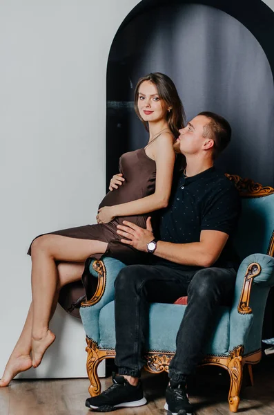 妊娠中の女性と男性が椅子に座り — ストック写真