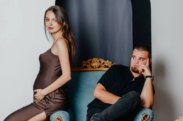 Eine Schwangere Frau Und Ein Mann Sitzen Auf Einem Stuhl — Stockfoto
