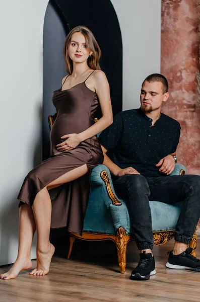 Una Mujer Embarazada Hombre Están Sentados Una Silla —  Fotos de Stock