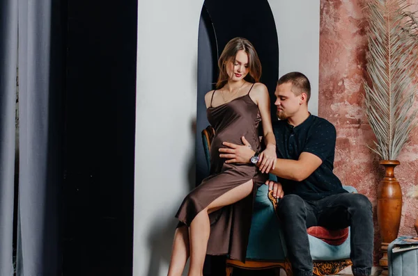Una Mujer Embarazada Está Sentada Sillón Con Hombre —  Fotos de Stock