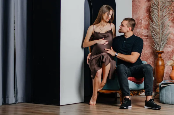 Una Mujer Embarazada Está Sentada Sillón Con Hombre —  Fotos de Stock