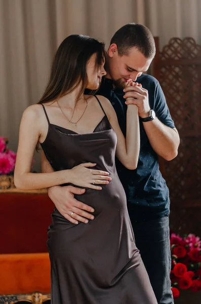 一个孕妇正在和她的丈夫跳舞 — 图库照片