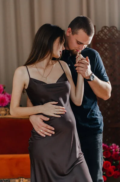 Una Mujer Embarazada Está Bailando Con Marido —  Fotos de Stock